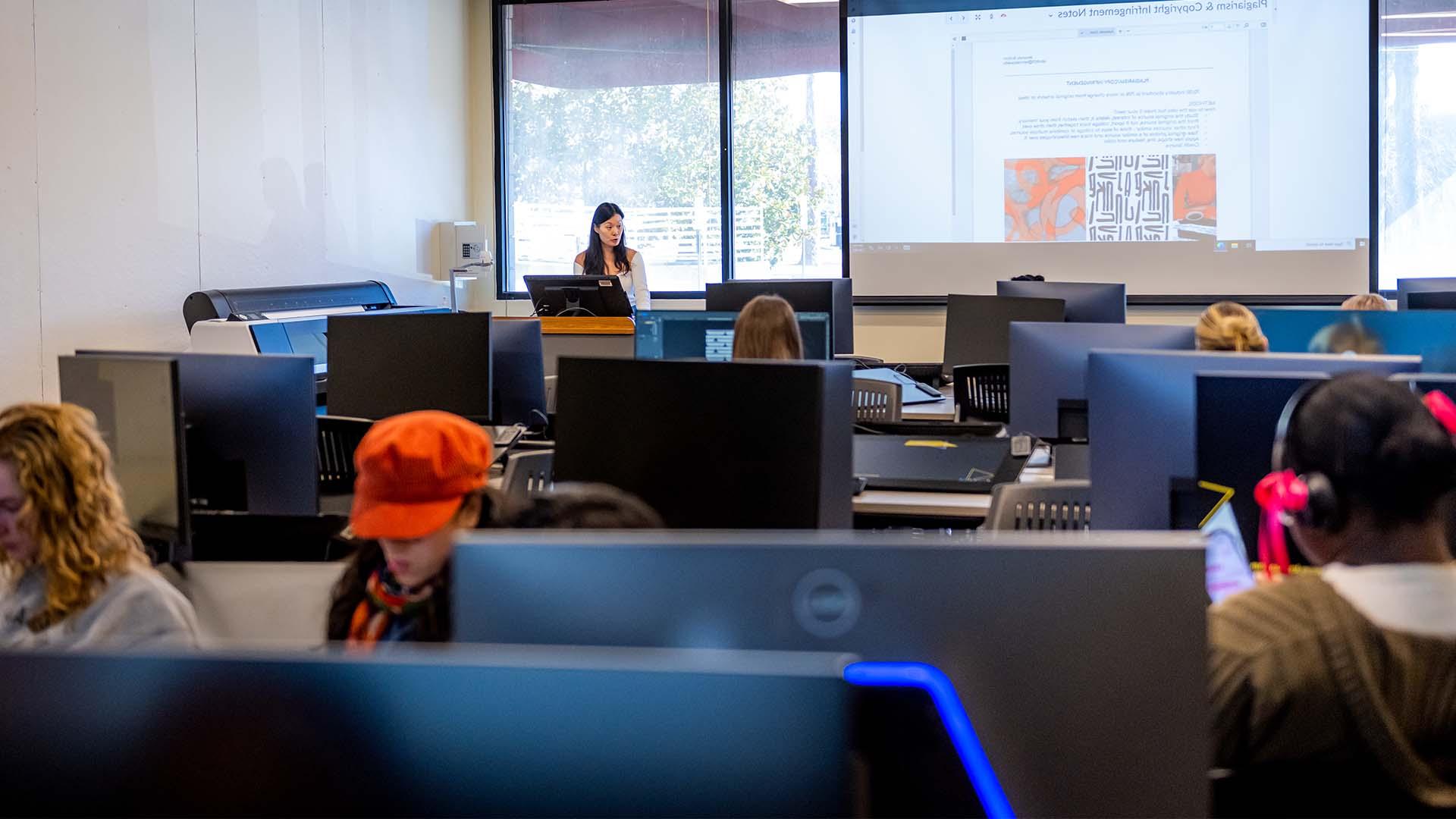  /纺织学生在电脑室教室学习图案.