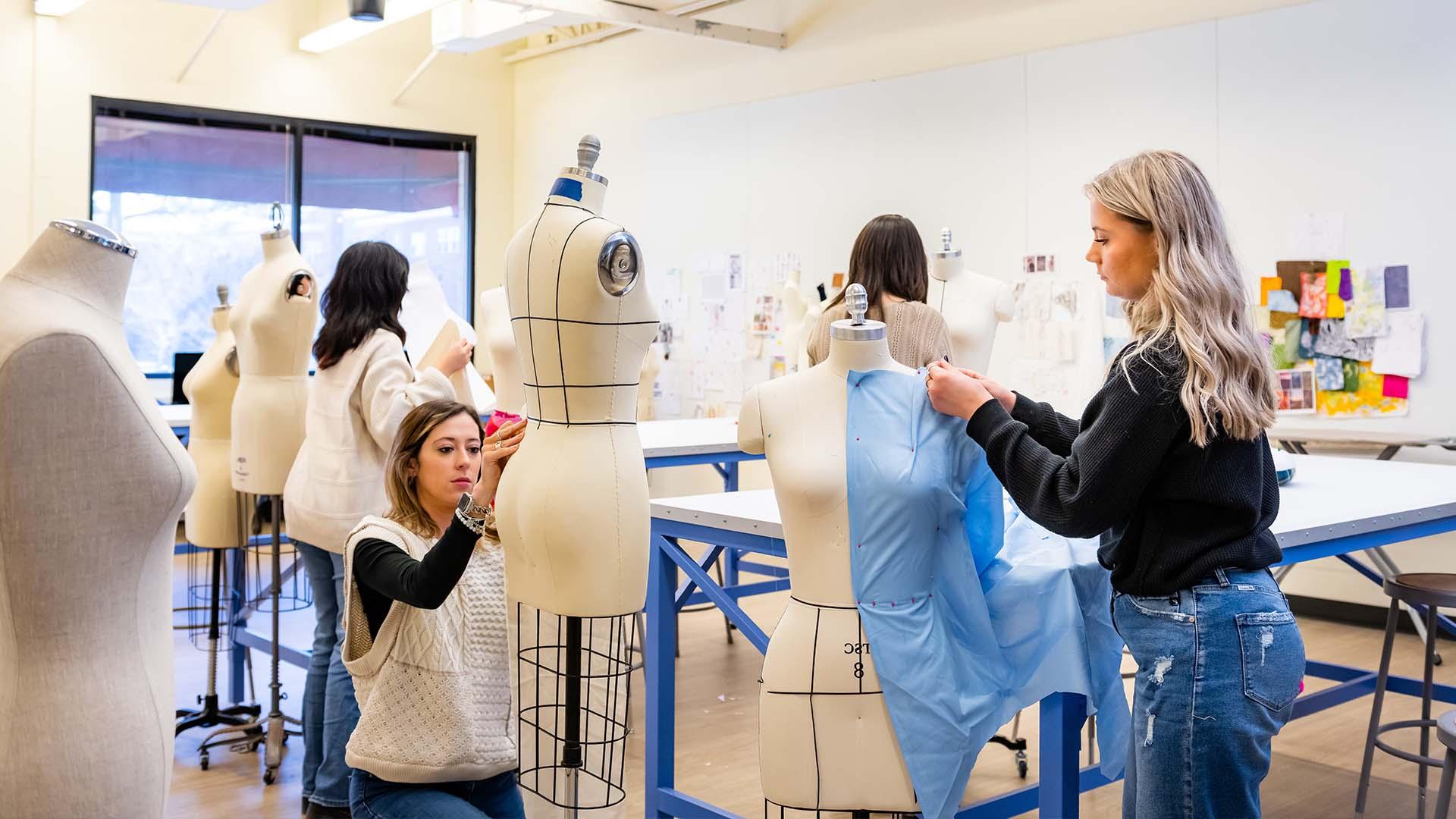 /纺织专业的学生在纺织工作室用布料包裹人体模型. 