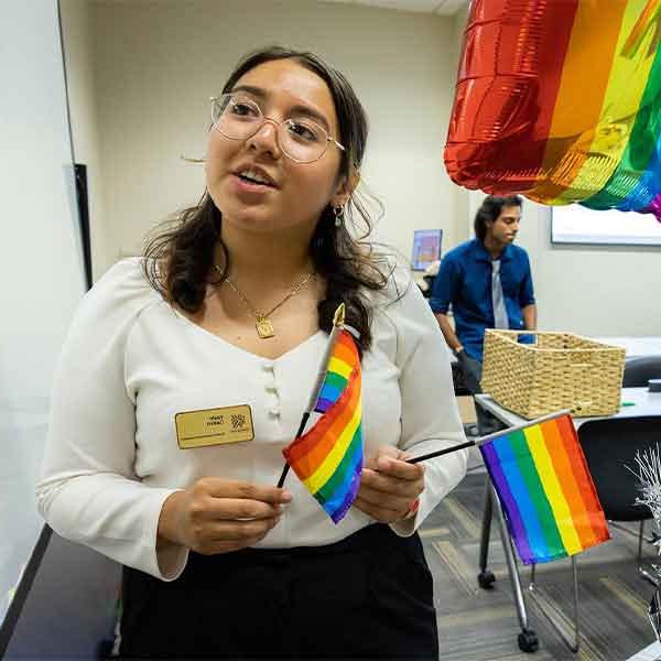 ksu学生在LGBTQ中心举着骄傲旗.